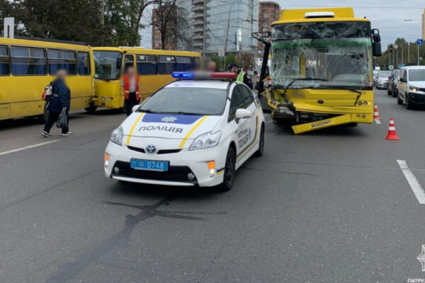 u kiyevi masshtabna dtp za uchasti gromadskogo transportu foto 671364496c611 У Києві масштабна ДТП за участі громадського транспорту, фото