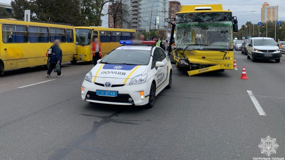 u kiyevi masshtabna dtp za uchasti gromadskogo transportu foto 671364496c611 У Києві масштабна ДТП за участі громадського транспорту, фото