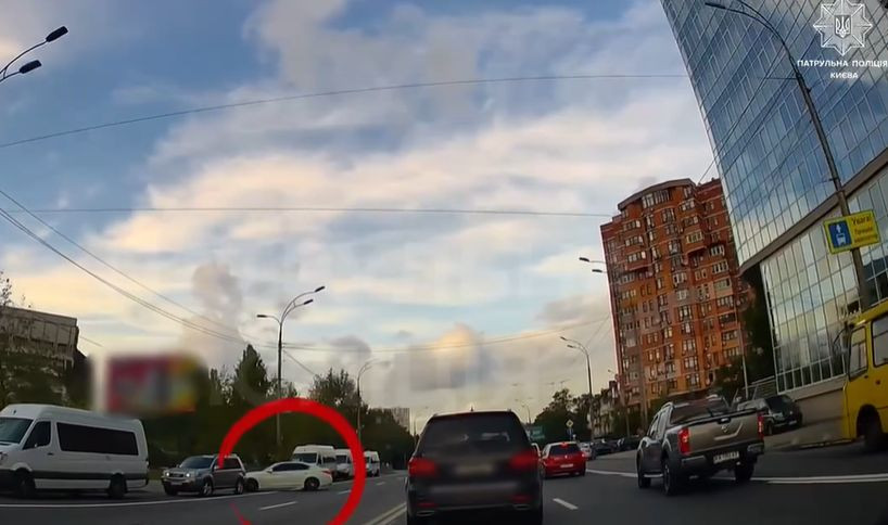 u kiyevi pokarali vodiya bmw yakij peretnuv podvijnu sucilnu liniyu dorozhnod197 rozmitki video 671210db61e7b У Києві покарали водія BMW, який перетнув подвійну суцільну лінію дорожньої розмітки — відео