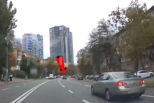 u kiyevi pokarali vodiya yakij na ochax u policid197 porushiv pdr video 671f3fd1b4351 У Києві покарали водія, який на очах у поліції порушив ПДР, відео