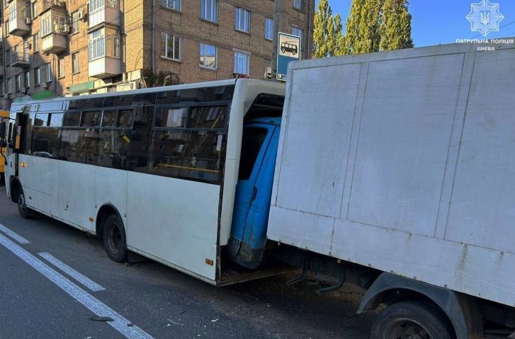 u kiyevi vantazhivka na povnomu xodu vletila u marshrutku video serjoznod197 dtp 671604c594f3d У Києві вантажівка на повному ходу влетіла у маршрутку — відео серйозної ДТП