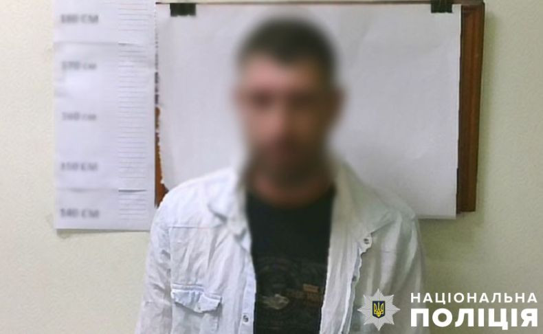 u kiyevi zatrimali cholovika yakij posered vulici tyazhko poraniv neznajomcya 6710bf6d7a34b У Києві затримали чоловіка, який посеред вулиці тяжко поранив незнайомця