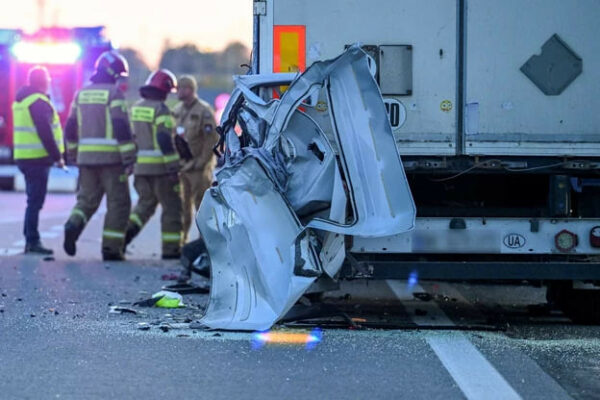 u polshhi mikroavtobus z ukrad197ncyami zitknuvsya z vantazhivkoyu dvoye zagiblix 6708d8116ac5d У Польщі мікроавтобус з українцями зіткнувся з вантажівкою – двоє загиблих