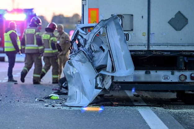 u polshhi mikroavtobus z ukrad197ncyami zitknuvsya z vantazhivkoyu dvoye У Польщі мікроавтобус з українцями зіткнувся з вантажівкою – двоє загиблих