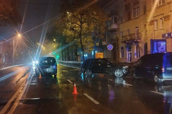 u rivnomu vodij audi nebezpechno rozvernuvsya i zitknuvsya z avtomobilem z nepovnolitnim kermanichem 672333fa1481f У Рівному водій Audi небезпечно розвернувся і зіткнувся з автомобілем з неповнолітнім керманичем