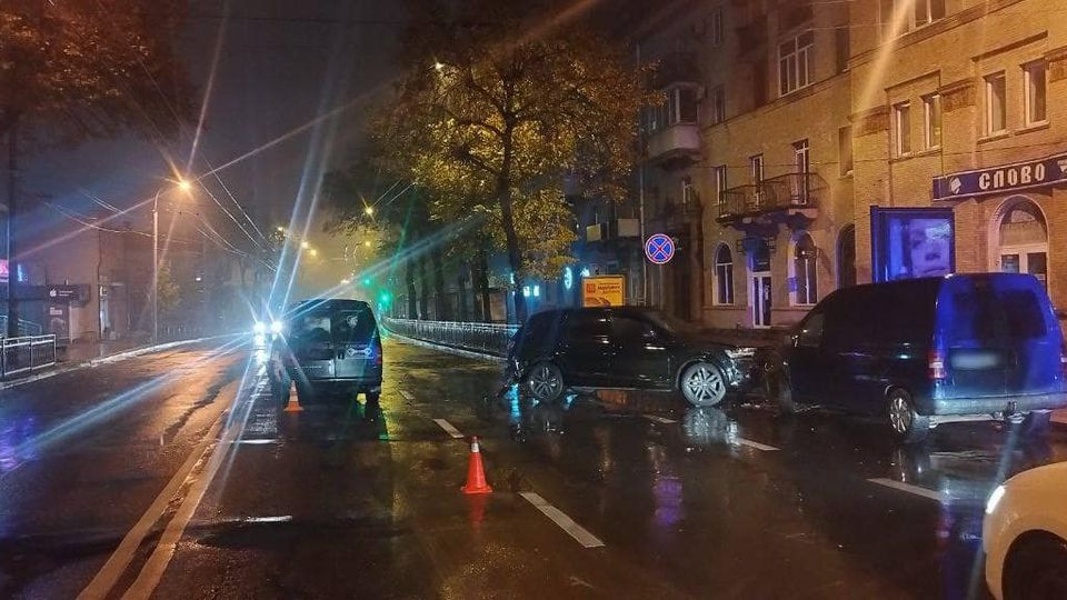 u rivnomu vodij audi nebezpechno rozvernuvsya i zitknuvsya z avtomobilem z nepovnolitnim kermanichem 672333fa1481f У Рівному водій Audi небезпечно розвернувся і зіткнувся з автомобілем з неповнолітнім керманичем