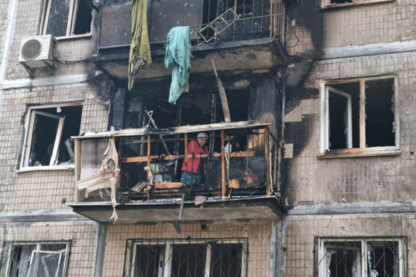 u solomcabcyanskomu rajoni kiyeva vnaslidok padinnya ulamkiv droniv zajnyalasya pozhezha u bagatopoverxivci 6721e241a559e У Соломʼянському районі Києва внаслідок падіння уламків дронів зайнялася пожежа у багатоповерхівці