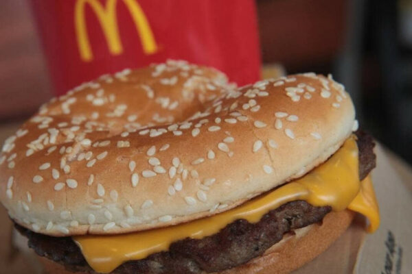 У США відвідувачі McDonald’s масово отруїлись, з’ївши чізбургер — є загиблий u ssha vidviduvachi mcdonalds masovo otrud197lis zd197vshi chizburger ye zagiblij 6719fc165440b У США відвідувачі McDonald's масово отруїлись, з’ївши чізбургер — є загиблий