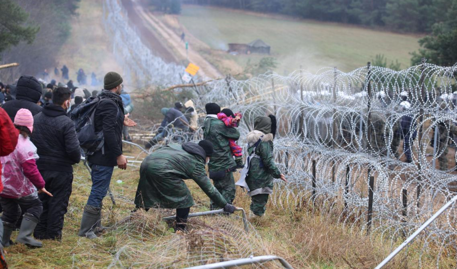 u yevrokomisid197 zayavili shho plani polshhi vidmovlyati migrantam u pritulku zagrozhuyut porushennyam zobovyazan shhodo prav lyudini 670e1de67908b У Єврокомісії заявили, що плани Польщі відмовляти мігрантам у притулку загрожують порушенням зобов'язань щодо прав людини