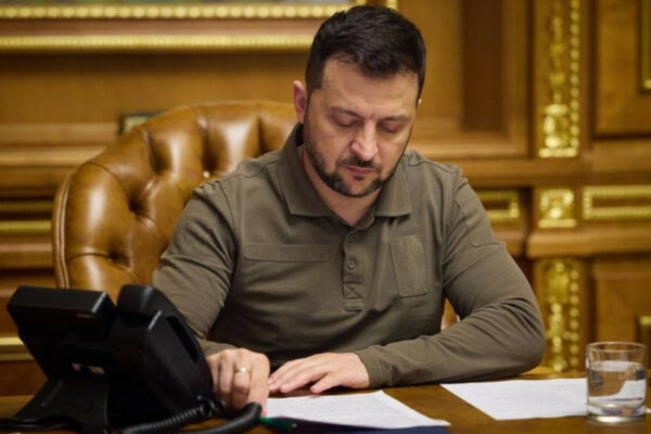 volodimir zelenskij pidpisav zakon pro dozvil inozemcyam sluzhiti na oficerskix posadax 671def116e353 Володимир Зеленський підписав закон про дозвіл іноземцям служити на офіцерських посадах