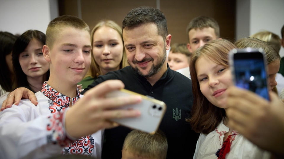 volodimir zelenskij ta andrej plenkovich zustrilisya z ditmi ukrad197nskix vod197niv u Володимир Зеленський та Андрей Пленкович зустрілися з дітьми українських воїнів у Хорватії