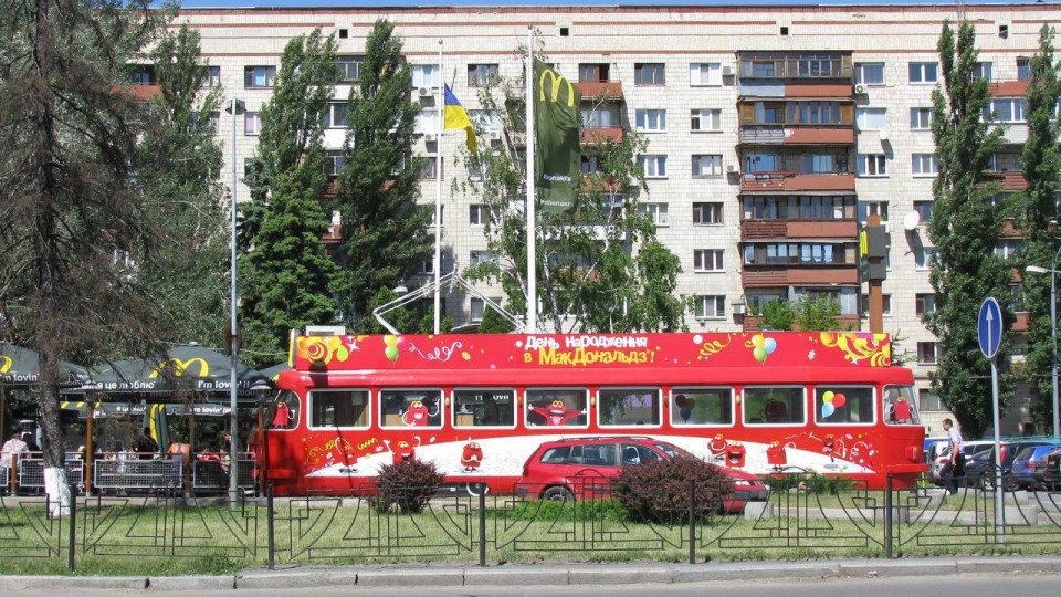 dityachij tramvaj bilya mcdonalds na solomyanci vidpravili na Дитячий трамвай біля McDonald's на Солом’янці відправили на металобрухт