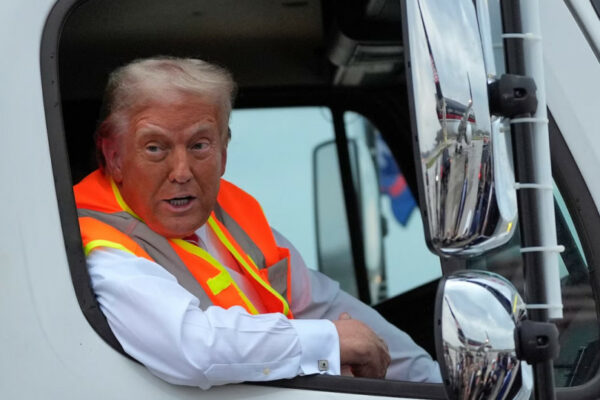 donald tramp vdyagnuvsya na miting yak pracivnik smittyevoza pislya neoberezhnod197 remarki dzho bajdena 672487d5de2bd Дональд Трамп вдягнувся на мітинг як працівник сміттєвоза після необережної ремарки Джо Байдена
