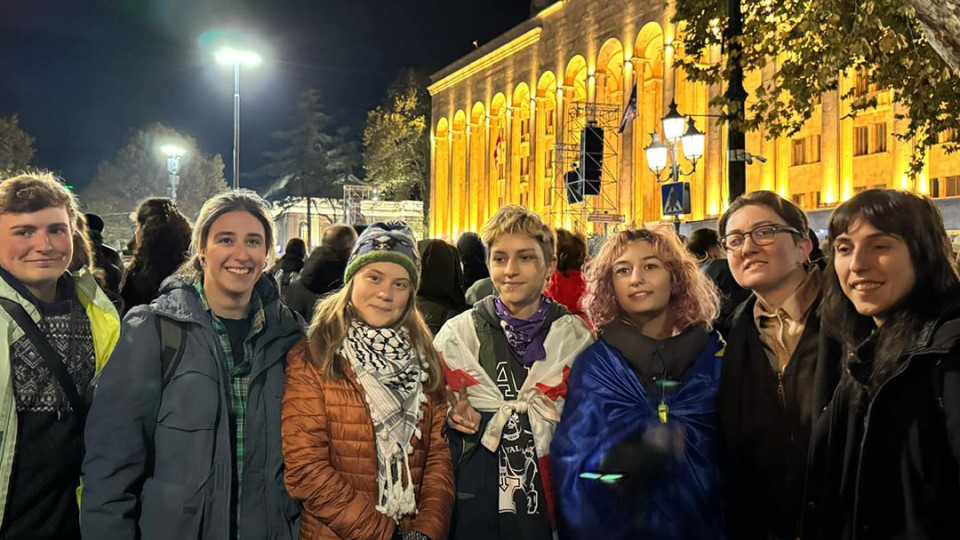 gruzinska opoziciya rozpochala miting bilya parlamentu na protestax zasvitilasya greta tunberg foto 6729cc94838c2 Грузинська опозиція розпочала мітинг біля парламенту — на протестах засвітилася Грета Тунберг, фото