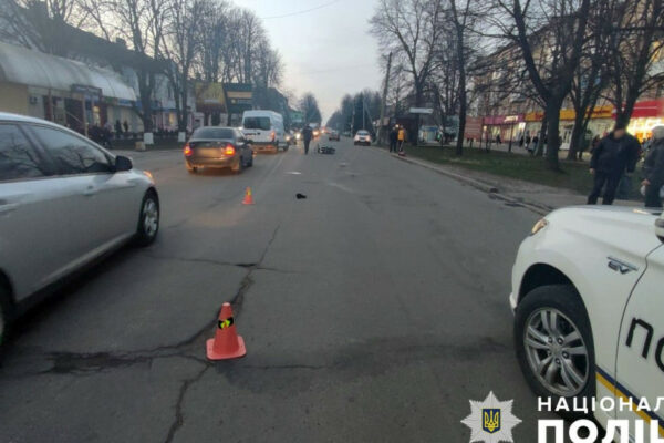 motociklist cherez yakogo v dtp postrazhdala pasazhirka ta zaginula zhinka pishoxid otrimav umovne pokarannya 67457b3419b60 Мотоцикліст, через якого в ДТП постраждала пасажирка та загинула жінка-пішохід, отримав умовне покарання