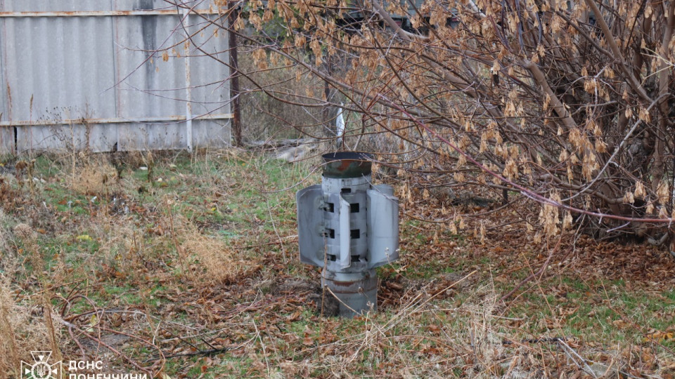 na donechchini fragment vid rszv smerch vpav na privatnomu podvird197 ta zastryag u zemli 6735aa811309d На Донеччині фрагмент від РСЗВ «Смерч» впав на приватному подвір'ї та застряг у землі