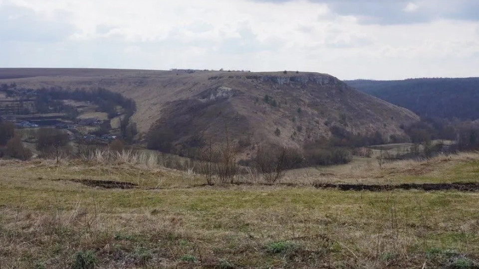 na xmelnichchini sud povernuv derzhavi zemli na yakix rozmishhena pamyatka На Хмельниччині суд повернув державі землі, на яких розміщена пам’ятка археології