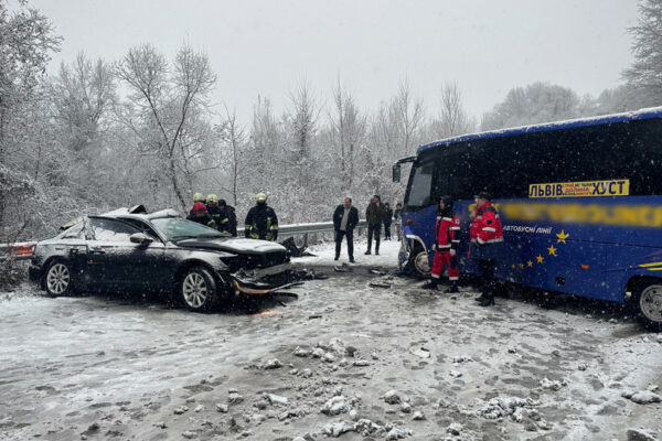 na zakarpatti zitknulisya legkovik ta pasazhirskij avtobus vidomo pro zagiblu 674189189a06f На Закарпатті зіткнулися легковик та пасажирський автобус – відомо про загиблу