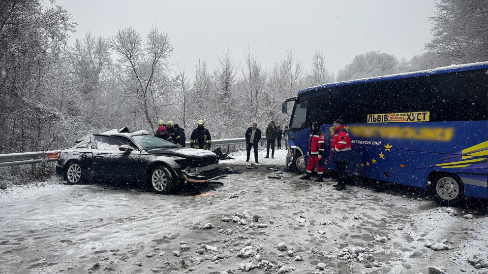 na zakarpatti zitknulisya legkovik ta pasazhirskij avtobus vidomo pro zagiblu 674189189a06f На Закарпатті зіткнулися легковик та пасажирський автобус – відомо про загиблу