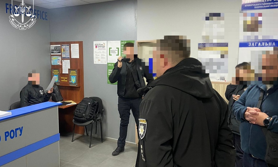 policejskij z krivogo rogu privlasnyuvav groshi z kartok pomerlix lyudej ta oformlyuvav na nix krediti 6729cb1fe5ac1 Поліцейський з Кривого Рогу привласнював гроші з карток померлих людей та оформлював на них кредити