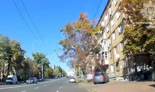 prod197xavsya po trotuaru u kiyevi pokarali vodiya mercedes yakij virishiv skorotiti shlyax video 6725d6c66a162 Проїхався по тротуару — у Києві покарали водія Mercedes, який вирішив скоротити шлях, відео