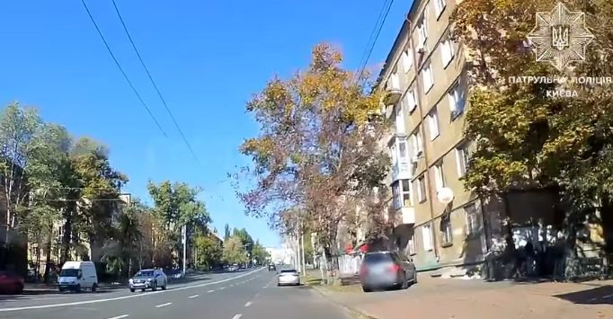 prod197xavsya po trotuaru u kiyevi pokarali vodiya mercedes yakij virishiv skorotiti shlyax video 6725d6c66a162 Проїхався по тротуару — у Києві покарали водія Mercedes, який вирішив скоротити шлях, відео