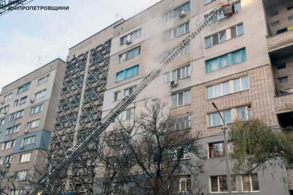 u dnipri stalasya pozhezha v kvartiri bagatopoverxivki vogneborci vryatuvali chotirox osib sered yakix dvoye ditej 6742d95a88d94 У Дніпрі сталася пожежа в квартирі багатоповерхівки – вогнеборці врятували чотирьох осіб, серед яких двоє дітей