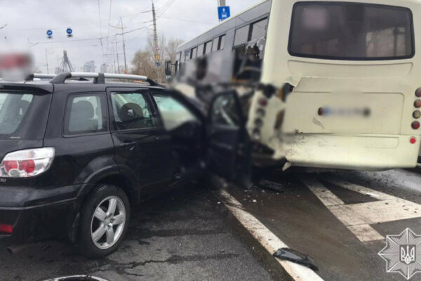 u kiyevi dtp za uchasti marshrutki ta avtomobilya foto 6742d91ccf397 У Києві ДТП за участі маршрутки та автомобіля, фото