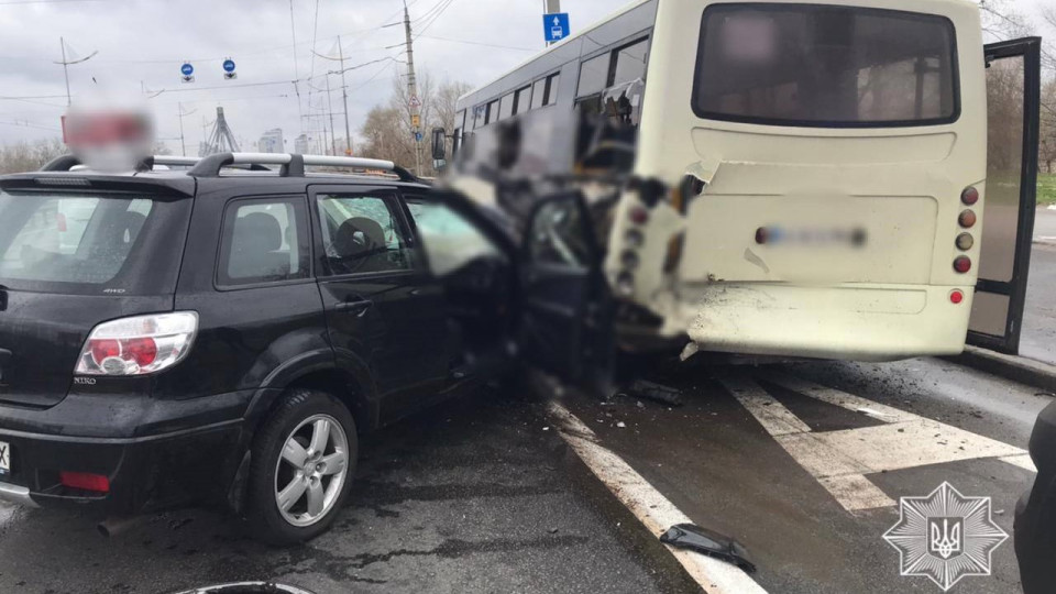 u kiyevi dtp za uchasti marshrutki ta avtomobilya foto 6742d91ccf397 У Києві ДТП за участі маршрутки та автомобіля, фото