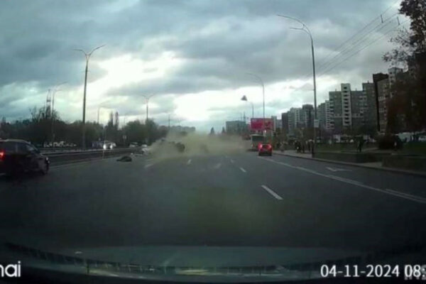 u kiyevi na teremkax avtobus na shvidkosti protaraniv avtomobili ta vletiv u pishoxodiv video dtp 672879ace1cd2 У Києві на Теремках автобус на швидкості протаранив автомобілі та влетів у пішоходів — відео ДТП