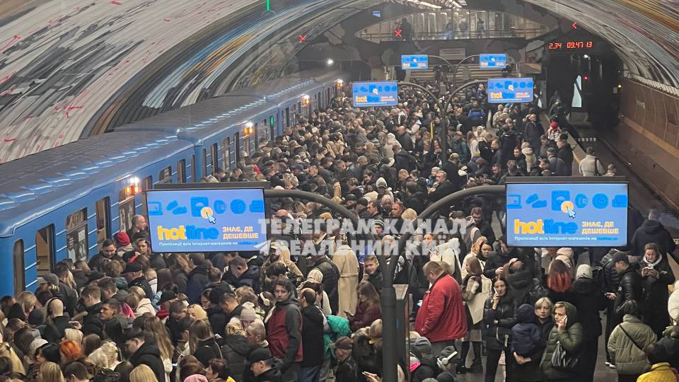 u kiyevi obmezhuvali rux chervonoyu ta zelenoyu liniyami metro na zupinkax utvorilisya chergi 6735ac8fce874 У Києві обмежували рух червоною та зеленою лініями метро – на зупинках утворилися черги