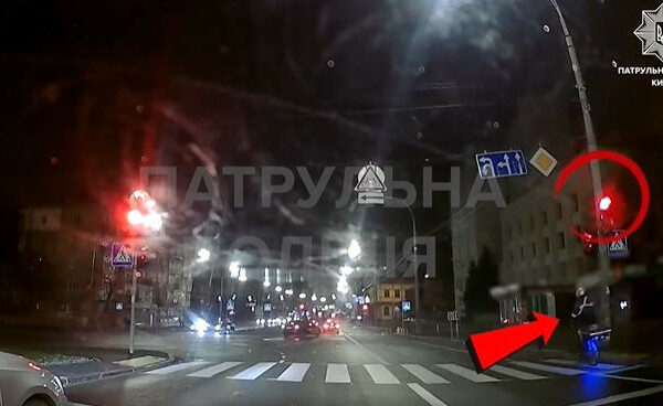 u kiyevi pokarali velosipedista yakij prod197xav na chervonij signal svitlofora video 674186a5b1372 У Києві покарали велосипедиста, який проїхав на червоний сигнал світлофора — відео