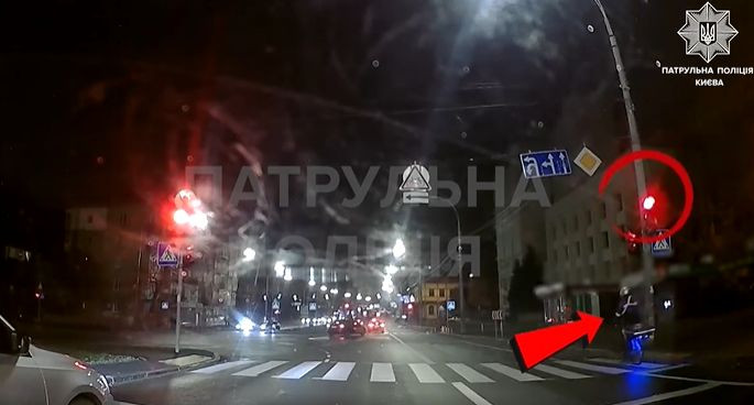 u kiyevi pokarali velosipedista yakij prod197xav na chervonij signal svitlofora video 674186a5b1372 У Києві покарали велосипедиста, який проїхав на червоний сигнал світлофора — відео