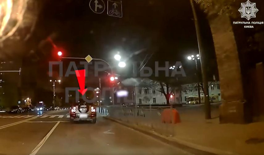 u kiyevi pokarali vodiya land rover yakij prod197xav na zaboronnij signal svitlofora video 672f115ea1ae2 У Києві покарали водія Land Rover, який проїхав на заборонний сигнал світлофора — відео