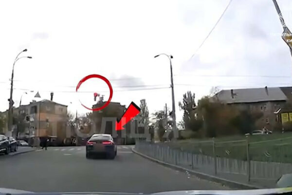 u kiyevi pokarali vodiya vmw yakij prod197xav perexrestya na chervonij signal svitlofora video 67248668933a7 У Києві покарали водія ВMW, який проїхав перехрестя на червоний сигнал світлофора — відео