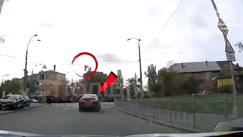 u kiyevi pokarali vodiya vmw yakij prod197xav perexrestya na chervonij signal svitlofora video 67248668933a7 У Києві покарали водія ВMW, який проїхав перехрестя на червоний сигнал світлофора — відео