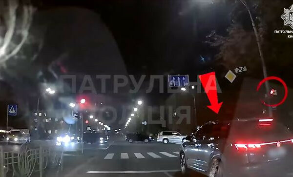 u kiyevi pokarali vodiya volkswagen yakij prod197xav perexrestya na chervonij signal svitlofora video 67287a5aabf5e У Києві покарали водія Volkswagen, який проїхав перехрестя на червоний сигнал світлофора — відео