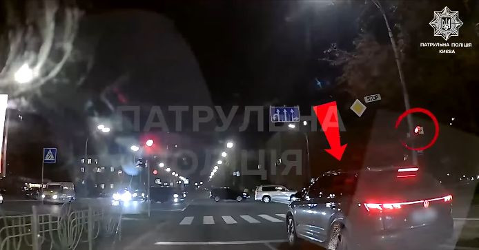 u kiyevi pokarali vodiya volkswagen yakij prod197xav perexrestya na chervonij signal svitlofora video 67287a5aabf5e У Києві покарали водія Volkswagen, який проїхав перехрестя на червоний сигнал світлофора — відео