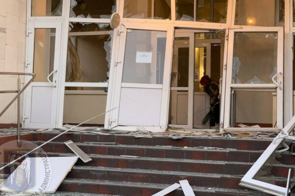 u kiyevi ulamki shaxediv poshkodili dorozhnye pokrittya elektromerezhi budinki foto 672728545276f У Києві уламки шахедів пошкодили дорожнє покриття, електромережі, будинки — фото