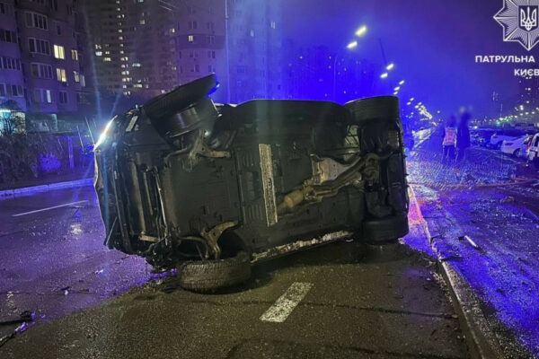 u kiyevi vodij avtomobilya mercedes potroshhiv pyat priparkovanix avtivok foto 6742d84fd9f3c У Києві водій автомобіля Mercedes потрощив п'ять припаркованих автівок, фото