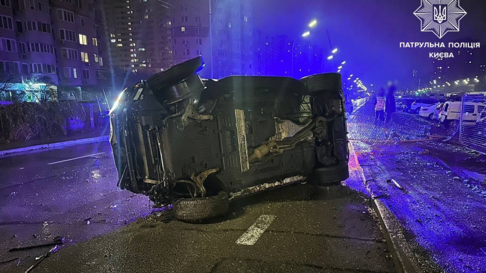 u kiyevi vodij avtomobilya mercedes potroshhiv pyat priparkovanix avtivok foto 6742d84fd9f3c У Києві водій автомобіля Mercedes потрощив п'ять припаркованих автівок, фото