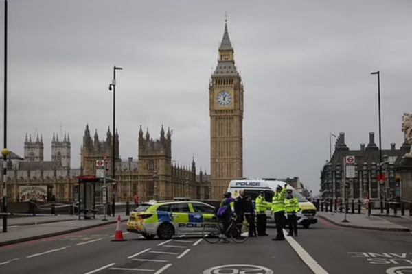u londoni nevidomi napali na cholovika z nozhem bilya vestminsterskogo palacu 674429f122ef1 У Лондоні невідомі напали на чоловіка з ножем біля Вестмінстерського палацу
