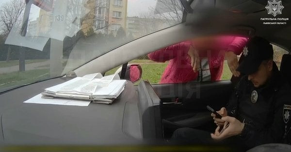 u lvovi netvereza vodijka vd197xala v avto patrulnix pislya chogo proponuvala d197m У Львові нетвереза водійка в'їхала в авто патрульних, після чого пропонувала їм хабар