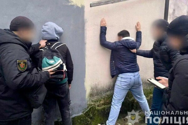 u zhitomiri zatrimali cholovikiv yaki vchinili terakt bilya budivli policid197 foto 674821c1b7b31 У Житомирі затримали чоловіків, які вчинили теракт біля будівлі поліції — фото