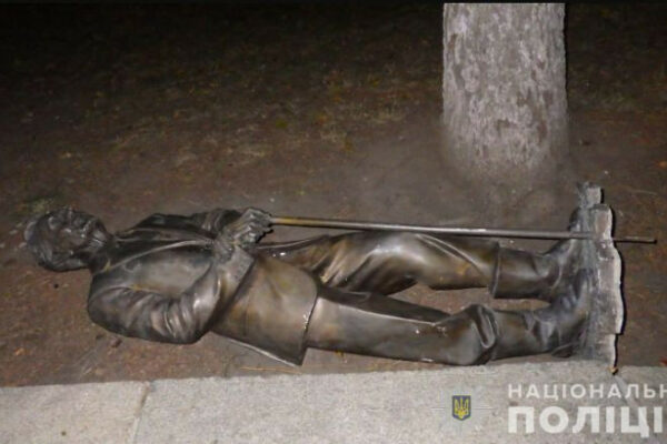 virizav bolgarkoyu i xotiv vivezti u sumax cholovik namagavsya pocupiti pamyatnik foto 6749724f27a47 Вирізав болгаркою і хотів вивезти: у Сумах чоловік намагався поцупити пам’ятник, фото