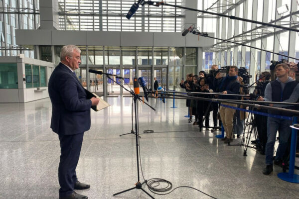 andrij sibiga priviz do shtab kvartiri nato original budapeshtskogo memorandumu vkazavshi na pomilki 67500a4688864 Андрій Сибіга привіз до штаб-квартири НАТО оригінал Будапештського меморандуму, вказавши на помилки