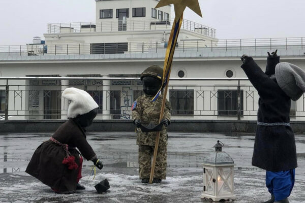 malyuki zasnovniki kiyeva na poshtovij ploshhi otrimali svyatkovij odyag foto 676dfe31228cd Малюки-засновники Києва на Поштовій площі отримали святковий одяг – фото