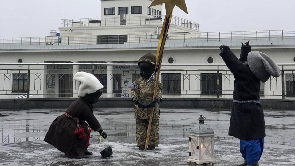 malyuki zasnovniki kiyeva na poshtovij ploshhi otrimali svyatkovij odyag foto 676dfe31228cd Малюки-засновники Києва на Поштовій площі отримали святковий одяг – фото