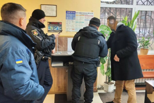 На Київщині чоловік намагався пронести на судове засідання наркотичну речовину, фото na kid197vshhini cholovik namagavsya pronesti na sudove zasidannya narkotichnu rechovinu foto 67524e25daeaa На Київщині чоловік намагався пронести на судове засідання наркотичну речовину, фото
