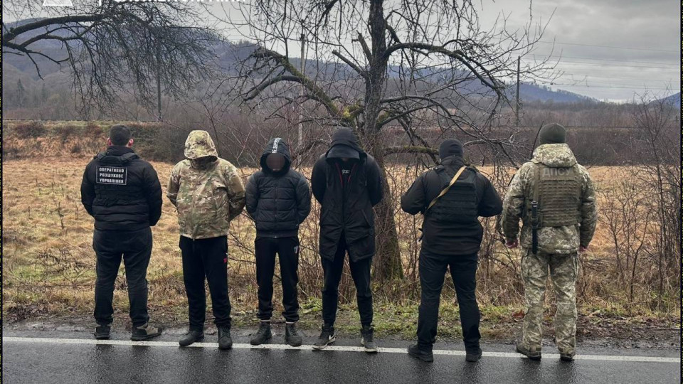 na zakarpatti dvoye cholovikiv namagalisya vtekti za kordon v traurnomu kortezhi yakij suprovodzhuvav zagiblogo vod197na 676df91bbbe01 На Закарпатті двоє чоловіків намагалися втекти за кордон в траурному кортежі, який супроводжував загиблого воїна